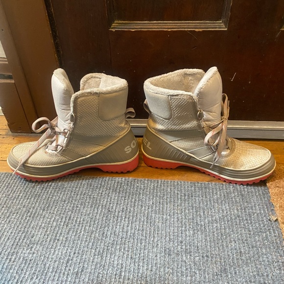 Sorel size 8 snow boots, worn twice - Picture 6 of 8